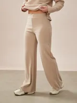 Pantalón de tejido de punto acanalado color gris claro melange, de tiro alto y corte ancho (wide leg).