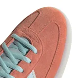 Championes Adidas Handball Spezial, color salmón con detalles en celeste.