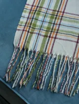 Bufandón en tejido suave con diseño de cuadrille y terminación con flecos, de la marca Barrington.