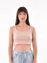 Musculosa corta negra de breteles anchos y escote cuadrado.