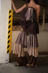 Pantalón acampanado con capas de terciopelo marrón y beige.