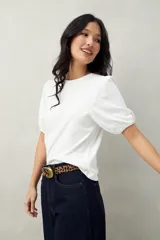 Remera negra de algodón con mangas abullonadas y elástico en la terminación.