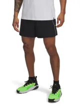 Short deportivo Under Armour Project Rock negro con ribete blanco en los laterales.