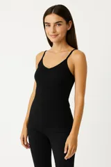 Musculosa negra de punto canalé, con breteles finos y escote en V.