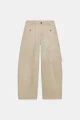 Pantalón cargo color beige de la colección Zara Woman, con tiro medio, cintura con trabillas, bolsillos delanteros y de plastrón con solapa en la pierna. Cierre frontal con cremallera y botón.