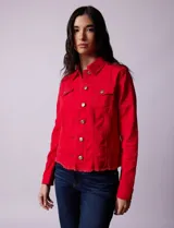 Campera de jean blanca, marca Baccini, con cuello solapa, bolsillos delanteros, abertura central con botones metálicos y terminación desflecada en el ruedo.