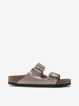 Sandalias Birkenstock modelo Arizona, color cobre metalizado, con dos correas ajustables con hebillas metálicas. Plantilla anatómica de corcho y látex.