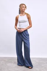 Remera blanca de algodón con cuello redondo y corte crop.