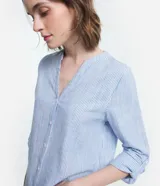 Camisa de manga larga con cuello V, abotonada frontal y rayas verticales en hilo tinto.
