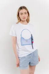 Remera blanca de algodón con estampado de un bolso con llavero colorido.