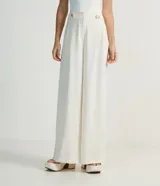 Pantalón pantalona color blanco, de crepé, con cintura mediana, botón y pliegues delanteros.
