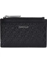 Tarjetero Calvin Klein negro con monograma, seis ranuras para tarjetas, bolsillo con cremallera y logo plateado brillante en el frente.