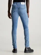 Pantalón de jean skinny celeste con efecto desgastado, tiro bajo, cinco bolsillos y cierre con cremallera.