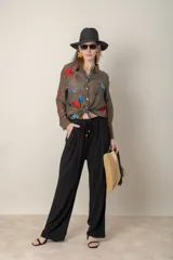 Pantalón ancho color beige de lino y rayón, con cintura elastizada ajustable con cordón y bolsillos laterales.