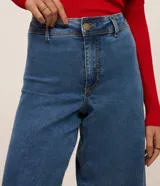 Pantalón de jean de corte wide leg cropped, tiro alto y trabillas para cinturón.