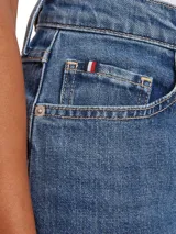 Jeans de corte recto Tommy Hilfiger de lavado medio con detalles de 5 bolsillos, cierre de botón con cremallera, detalles distintivos de Tommy Hilfiger y bandera de Tommy Hilfiger en el bolsillo trasero.