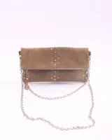 Bandolera de cuero color taupe con tachas plateadas y correa de cadena metálica.