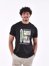 Remera verde militar de corte regular con estampado de flor celeste en el pecho.