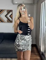 Minifalda plateada cubierta de lentejuelas redondas.