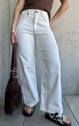 Pantalón jean color natural, de corte recto y pierna ancha.