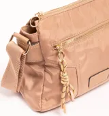 Bandolera color beige con correa larga regulable y cierre superior con cremallera.