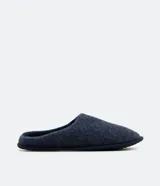 Pantuflas cerradas de poliéster color azul marino, con plantilla y forro de poliéster y suela de goma termoplástica.