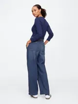Pantalón de jean de pierna ancha con cintura elastizada y cordón de ajuste.