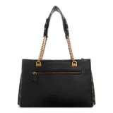 Cartera tote Guess modelo Fynna mediana, color negro con laterales estampados con el logo de la marca en marrón. Tiene doble asa de hombro con detalles de cadena dorada y logo Guess dorado en el frente.