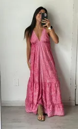 Vestido largo color fucsia con estampado paisley, escote en V y breteles finos.