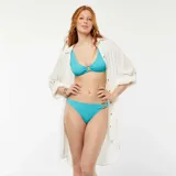 Top de bikini celeste con textura gofrada y aro metálico en el centro.