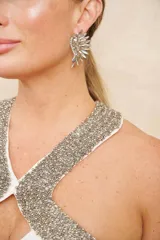 Vestido largo de jersey blanco, con cuello halter bordado con mostacillas plateadas.