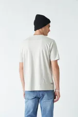 Remera azul marino de hombre con cuello redondo y estampado de montañas en tonos verde, amarillo y blanco.