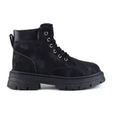 Bota de caña media color negro, de cuero gamuzado, con cordones y suela track.