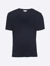 Remera de manga corta color azul marino, de corte clásico y cuello redondo.