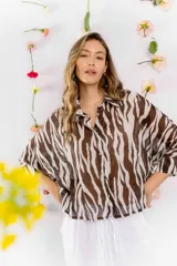 Camisa marrón con estampado de cebra en blanco, de corte holgado y mangas 3/4.