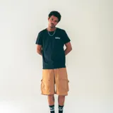 Bermuda color beige confeccionada en nylon liviano. Presenta cintura elastizada con cordón, bolsillos laterales y bolsillos cargo de perfil limpio. El gráfico Kaboa en la pierna completa la pieza con un detalle distintivo.