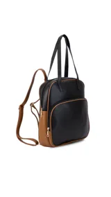 Mochila color beige con doble asa superior y correas traseras regulables. Tiene un bolsillo frontal con cierre y compartimento interno para ipad.