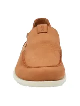 Mocasín de cuero color marrón claro, con puntera redondeada y suela blanca de goma.