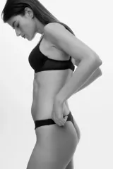 Colaless de microfibra negra, de tiro bajo con cintura en V y refuerzo interior.