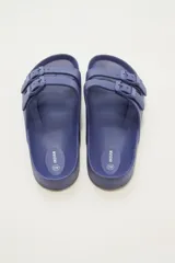 Sandalias tipo Birkenstock color beige con hebillas ajustables.