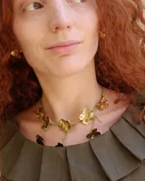 Collar corto con cordón de algodón color menta y flores de bronce.