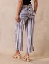 Pantalón ancho de lino a rayas verticales en tonos azul, beige y blanco. Incluye cinturón de soga con hebilla redonda.