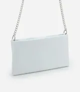 Billetera rectangular color celeste, confeccionada en cuero sintético, con cierre de cremallera y correa de cadena plateada.