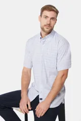 Camisa celeste y blanca a cuadros de manga corta con bolsillo en el pecho y logo bordado.