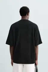 Sudadera negra de tejido con mezcla de algodón con estructura, corte relaxed fit, cuello redondo y manga corta.