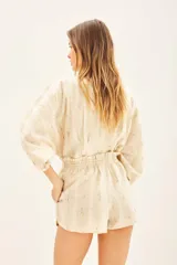 Short de calce relajado confeccionado en jacquard con hilos de colores y bolsillos laterales.