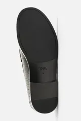 Mocasín de vestir color marrón oscuro con grabado tipo cocodrilo, horma redonda y suela con ligero tacón.