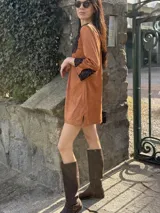 Vestido corto color marrón de tela agamuzada con mangas 3/4 y apliques de encaje negro en escote y mangas.