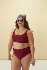 Top de bikini color borgoña con escote redondo y detalle de calado en el bajo busto.