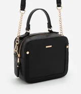 Bolso bandolera negro con textura geométrica, cierre de cremallera, correa de mano y asa larga con cadena desmontable.